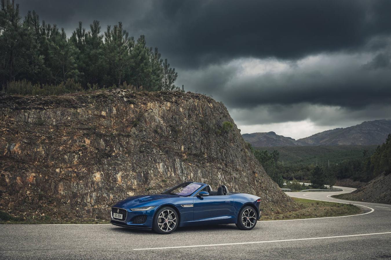 El nuevo Jaguar F-Type, tanto en versión coupé y convertible, en imágenes