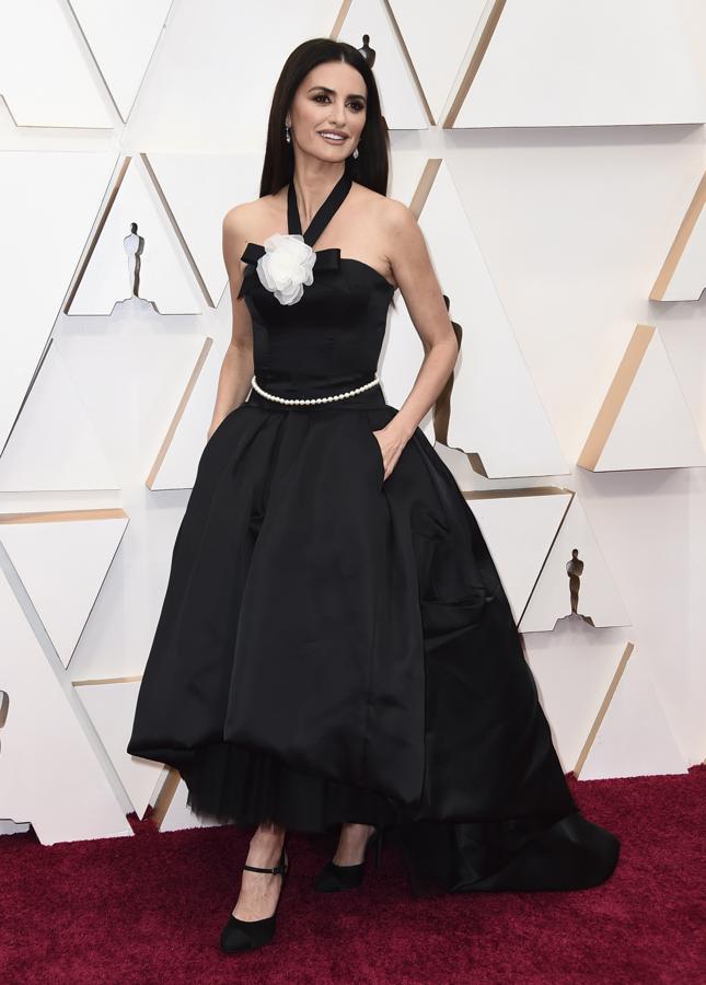 Penélope Cruz escogió los dos colores de la noche: el negro y el blanco. Como suele ser habitual en ella optó por un Chanel, un dos piezas con falda asimétrica y escote tipo halter, que completó con un cinturón de perlas. 