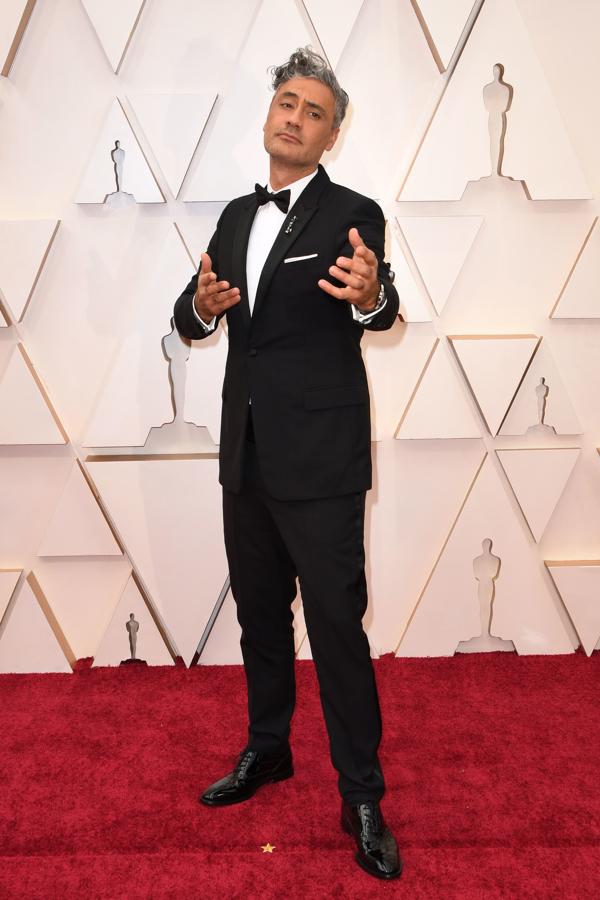 Taika Waititi. El director galardonado a Mejor Guión adaptado por Jojo Rabbit acertó en cuestiones estilísticas con un impecable esmoquin de Dior Men.