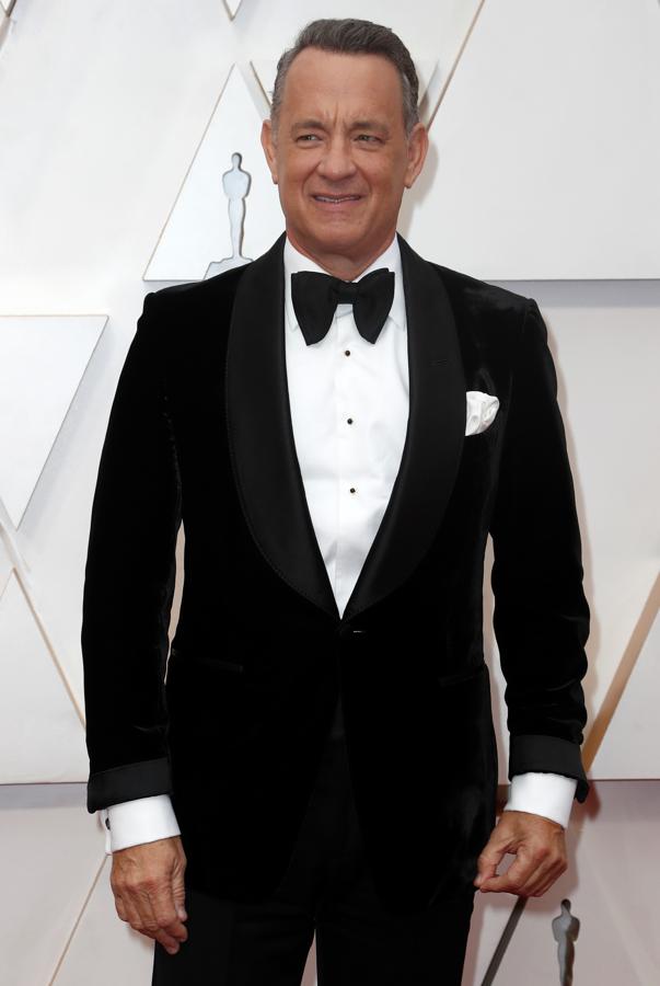Tom Hanks. Muy similar al esmoquin de Brad Pitt apostando también por el terciopelo y las solapas redondeadas, Hanks escogió un modelo de Tom Ford para su paso por la <a href="https://www.abc.es/summum/buscador/oscar" target="_blank">92 edición de los Premios Oscar</a>.