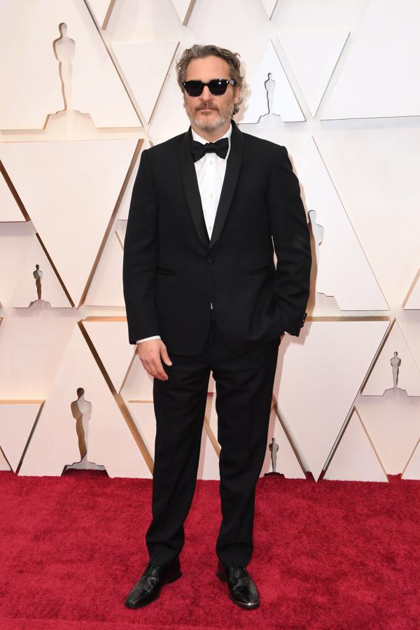 Joaquin Phoenix. El <a href="https://www.abc.es/play/cine/oscars/abci-oscars-joaquin-phoenix-actor-202002100518_noticia.html" target="_blank">ganador al Oscar a Mejor actor por su aclamado papel en Jocker</a>, escogió un esmoquin de Stella McCartney. Un alegato al consumo responsable tal y como comentó el propio protagonista, ya que el traje de la diseñadora británica es el mismo que ha llevado durante toda la promoción de la película.