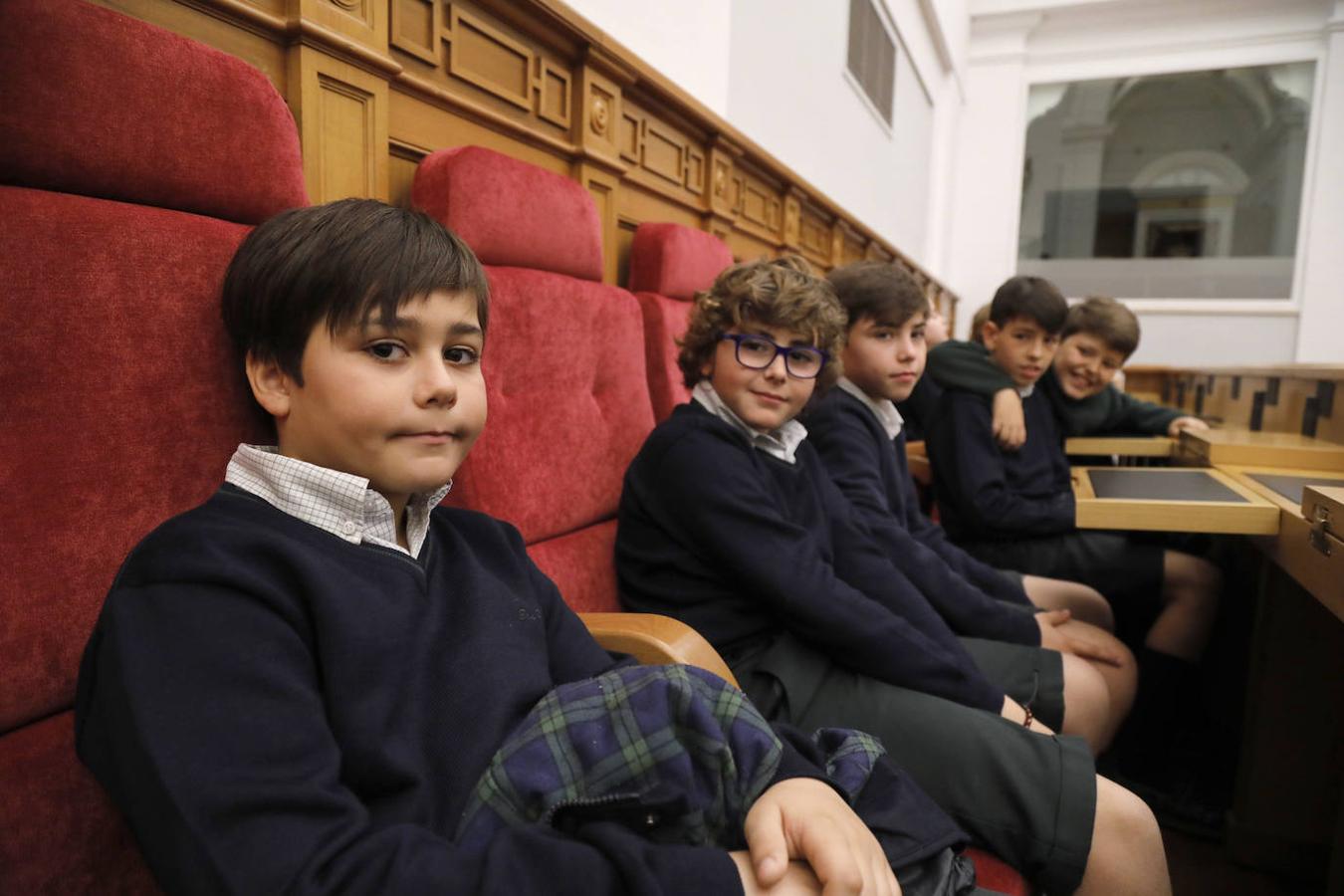 En imágenes: los alumnos del colegio San Patricio toman la palabra en las Cortes