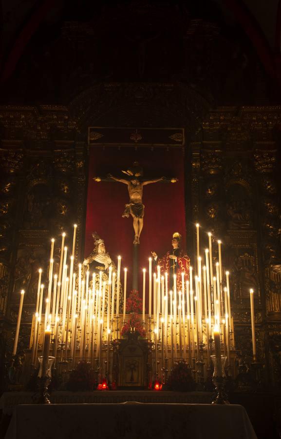 El altar de las Siete Palabras, en penumbra