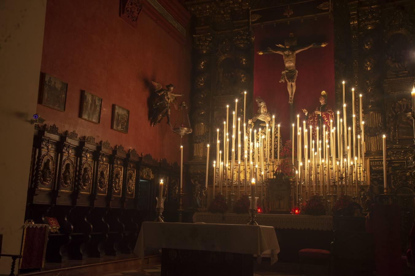 El altar de las Siete Palabras, en penumbra