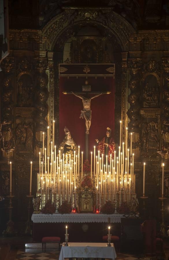 El altar de las Siete Palabras, en penumbra