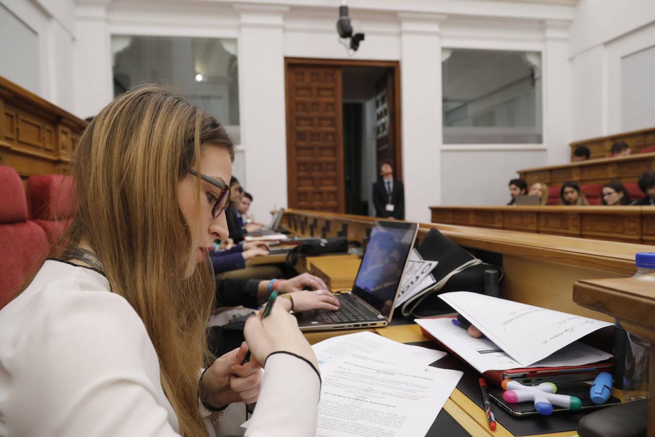 En imágenes: los universitarios debaten en las Cortes de Castilla-la Mancha