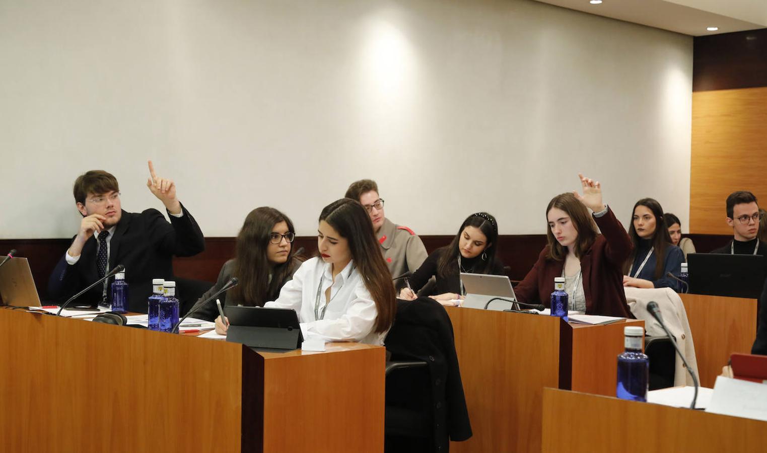 En imágenes: los universitarios debaten en las Cortes de Castilla-la Mancha