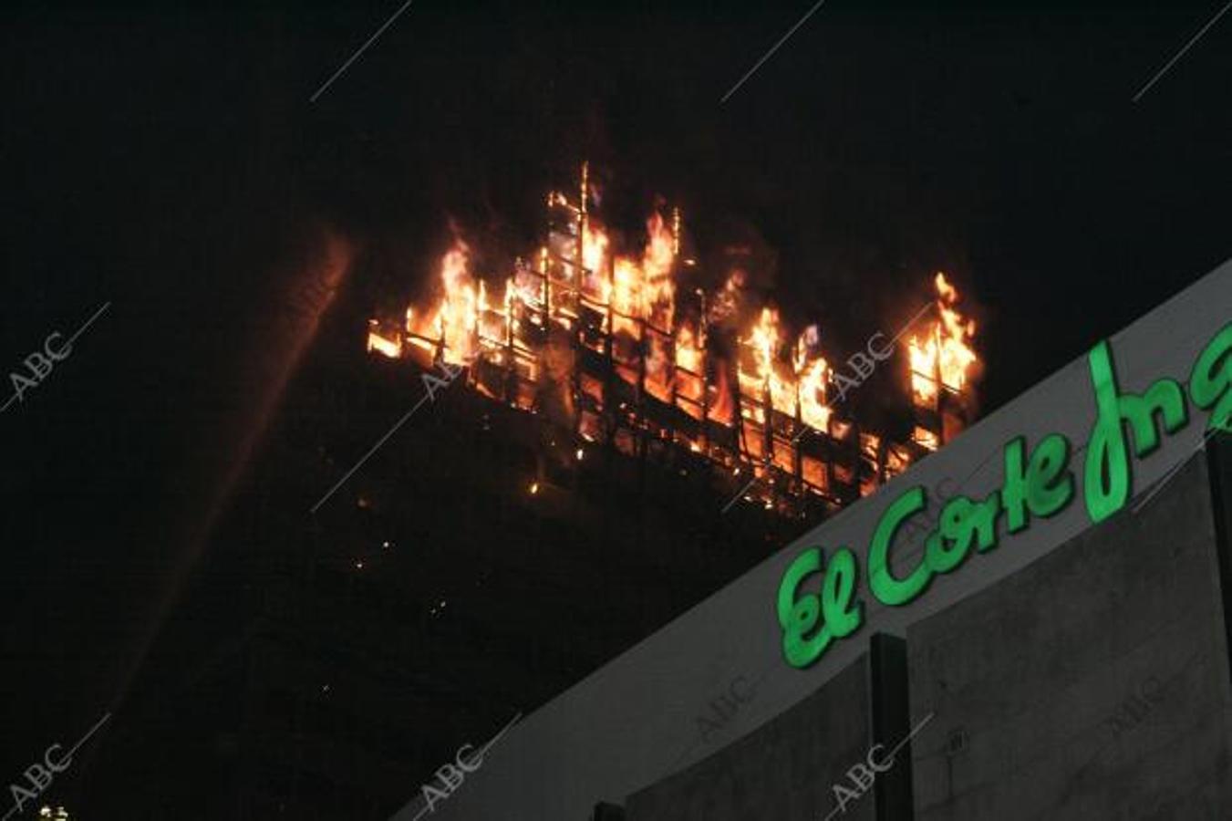 El coloso del Windsor en llamas