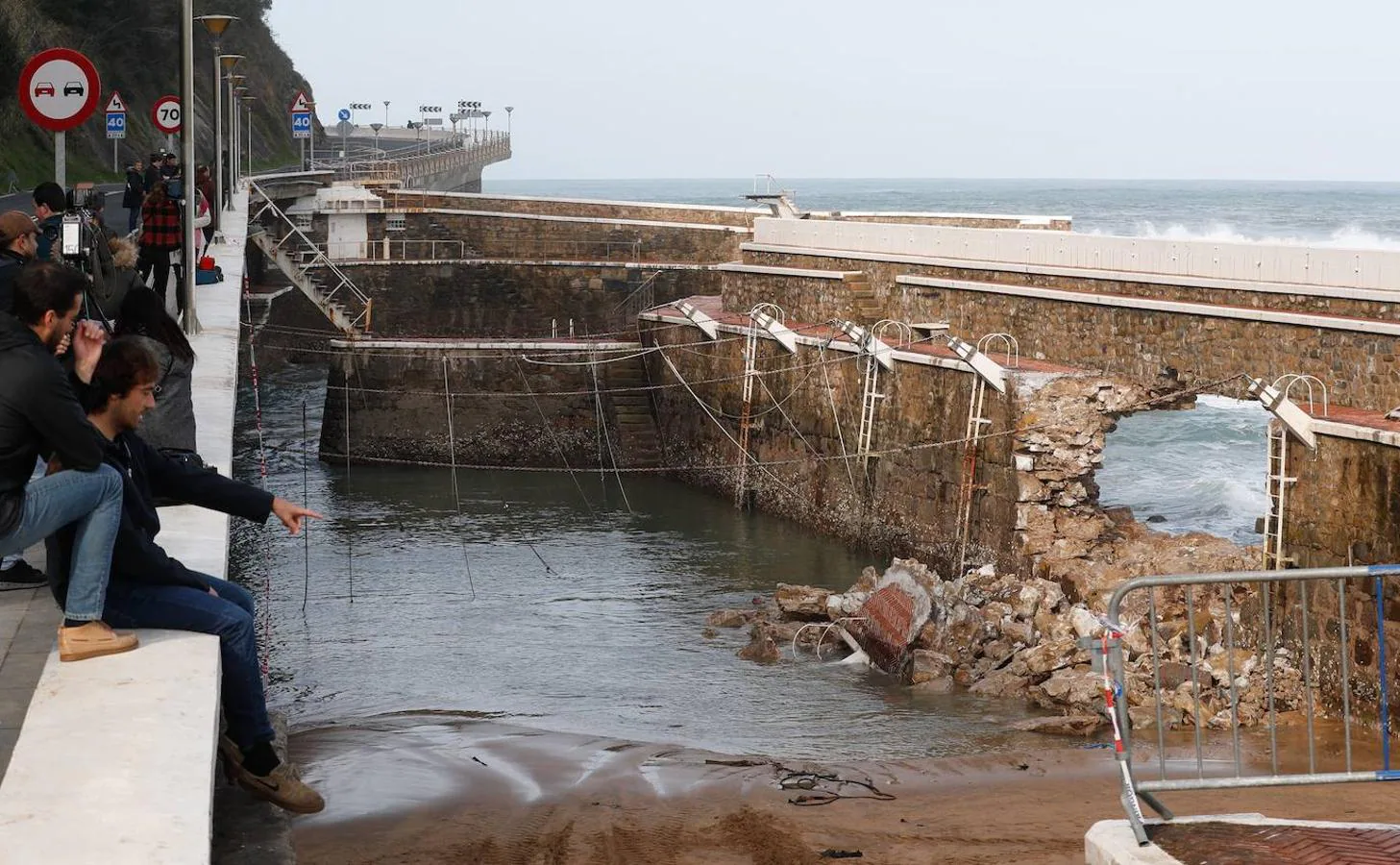 El fuerte oleaje ha causado daños en el muro de abrigo del puerto de Zarautz. 
