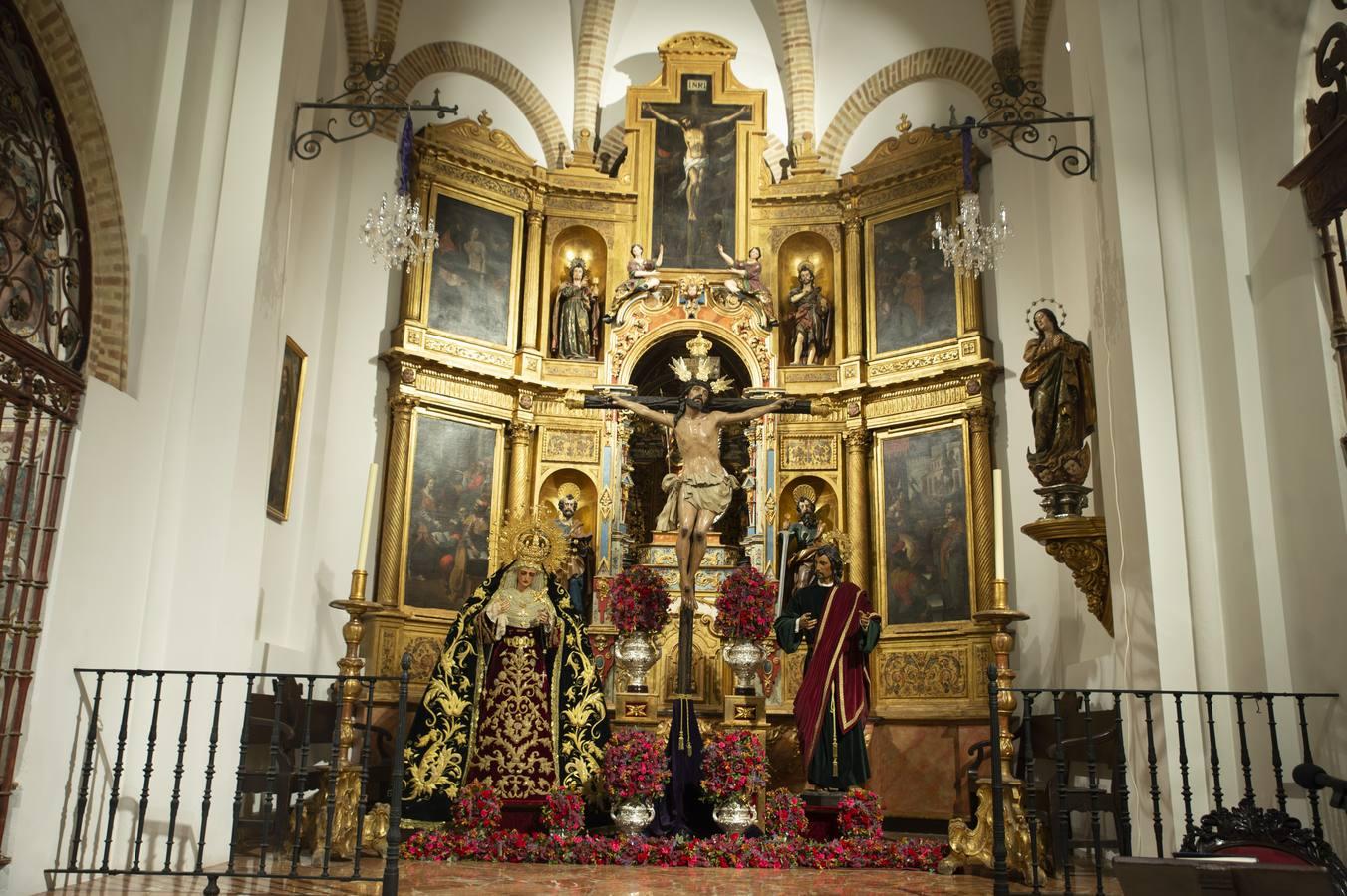 Los titulares de la Exaltación en el altar mayor de Santa Catalina