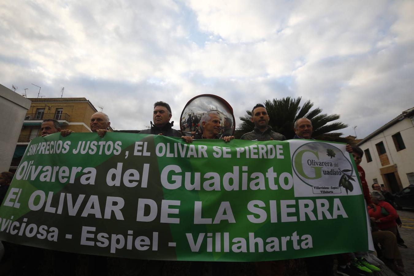 La protesta de los agricultores de Córdoba en Adamuz, en imágenes