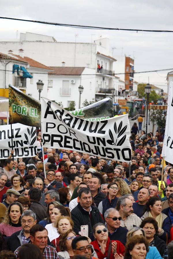 La protesta de los agricultores de Córdoba en Adamuz, en imágenes