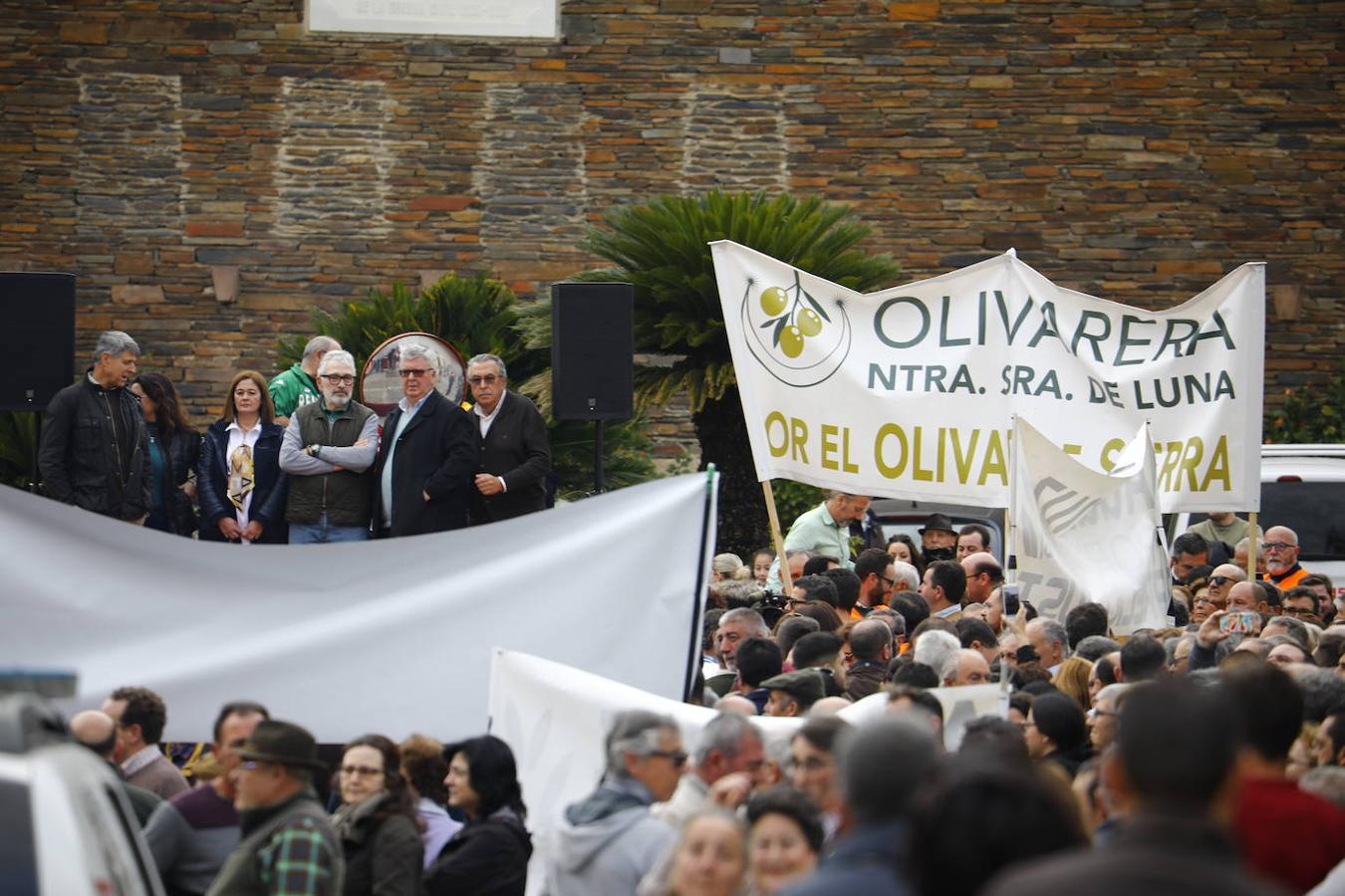 La protesta de los agricultores de Córdoba en Adamuz, en imágenes