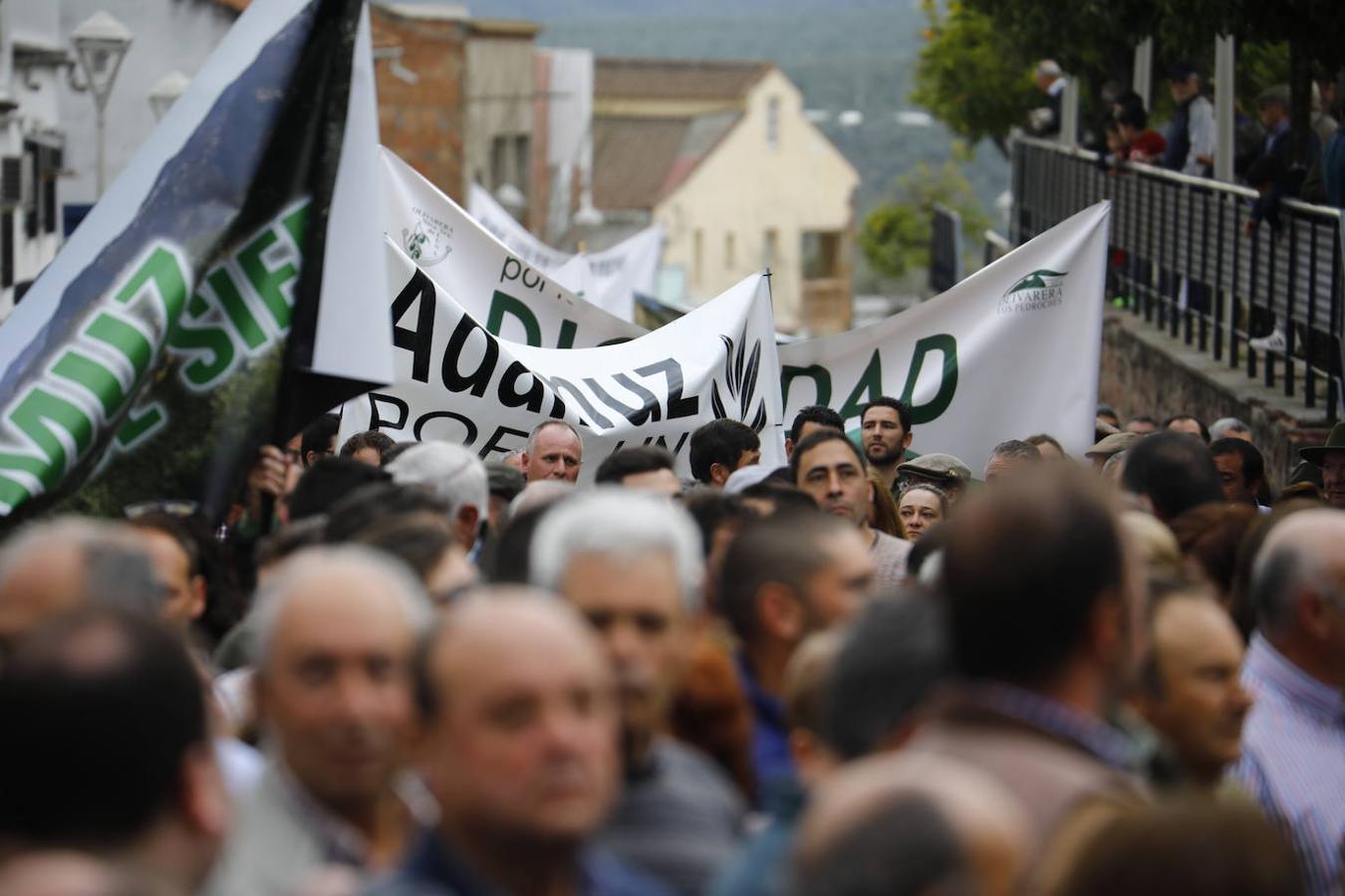 La protesta de los agricultores de Córdoba en Adamuz, en imágenes