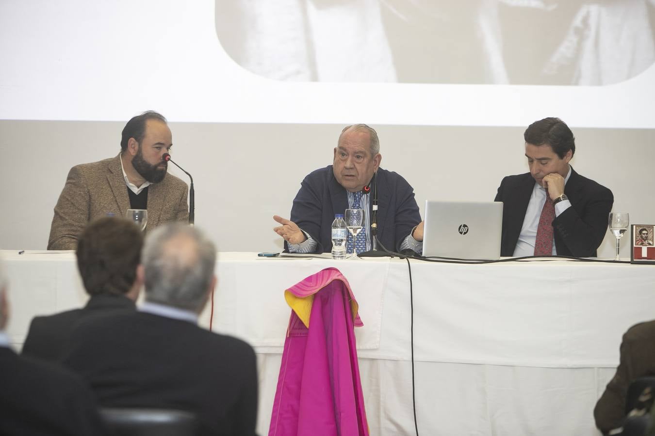 La presentación del libro de Manolete de Carlos Abella en Córdoba, en imágenes