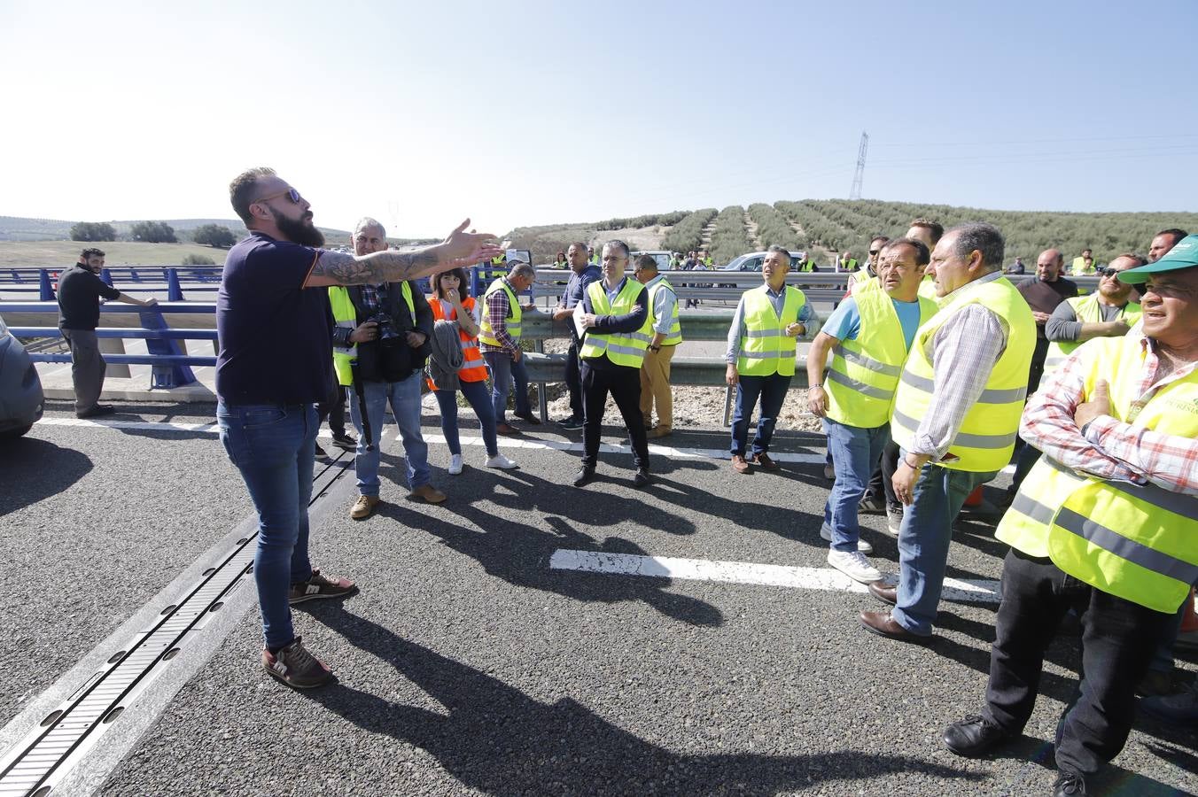 Los momentos más tensos de la protesta en Lucena de los agricultores