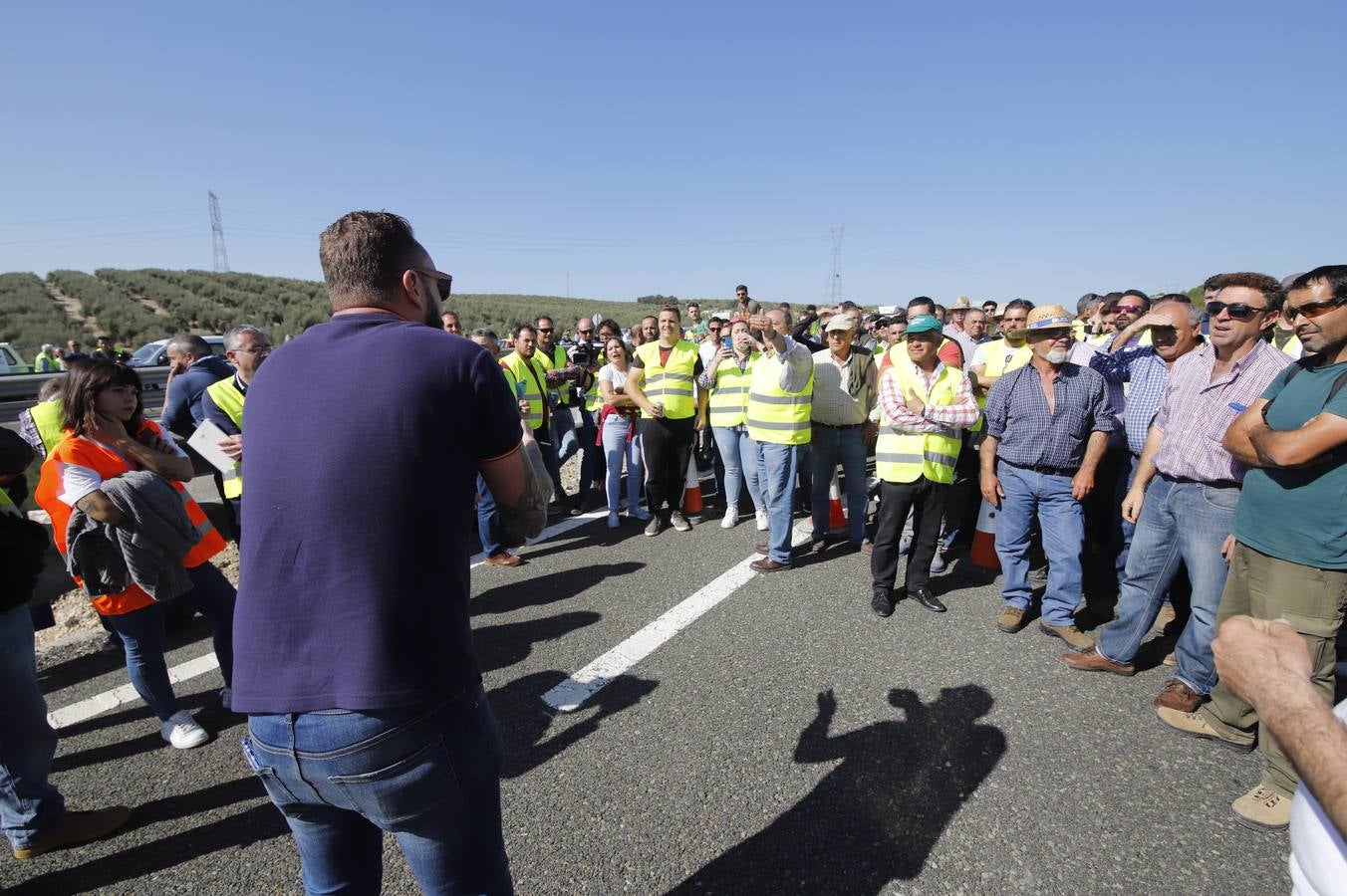 Los momentos más tensos de la protesta en Lucena de los agricultores