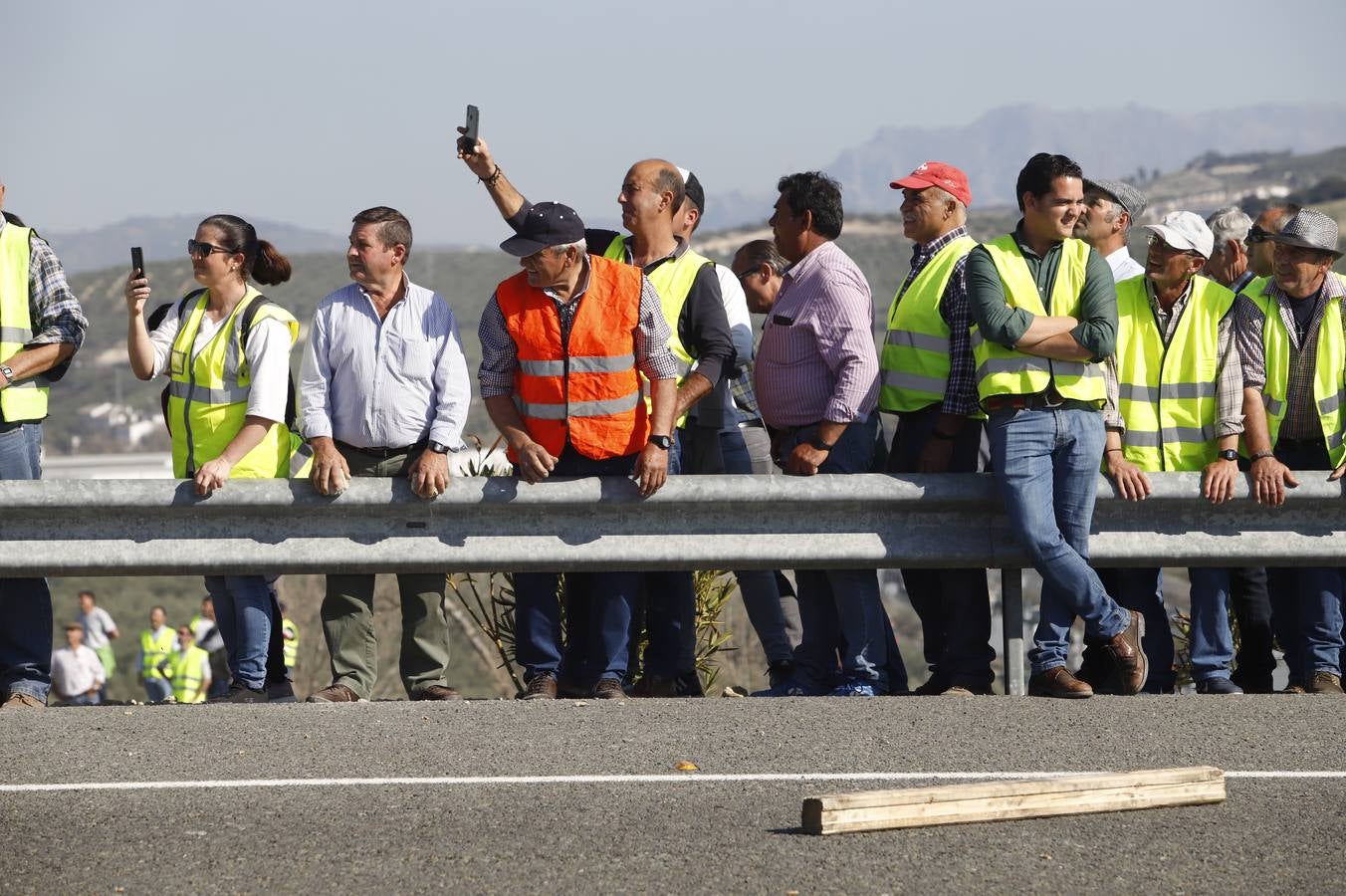 Los momentos más tensos de la protesta en Lucena de los agricultores