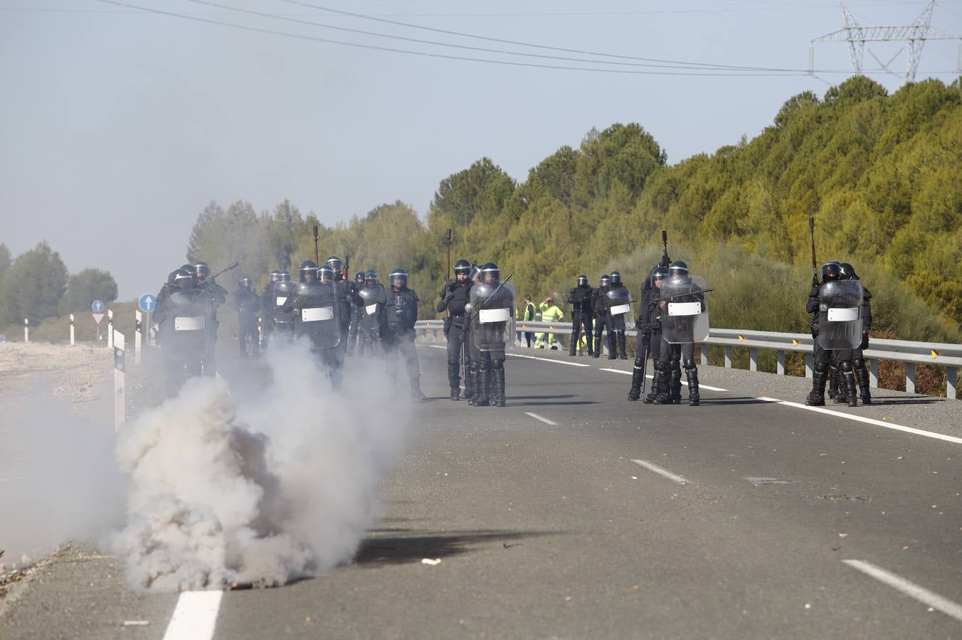 Los momentos más tensos de la protesta en Lucena de los agricultores