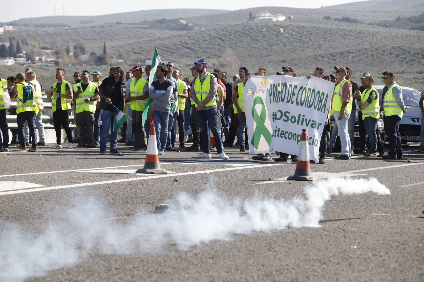 Los momentos más tensos de la protesta en Lucena de los agricultores