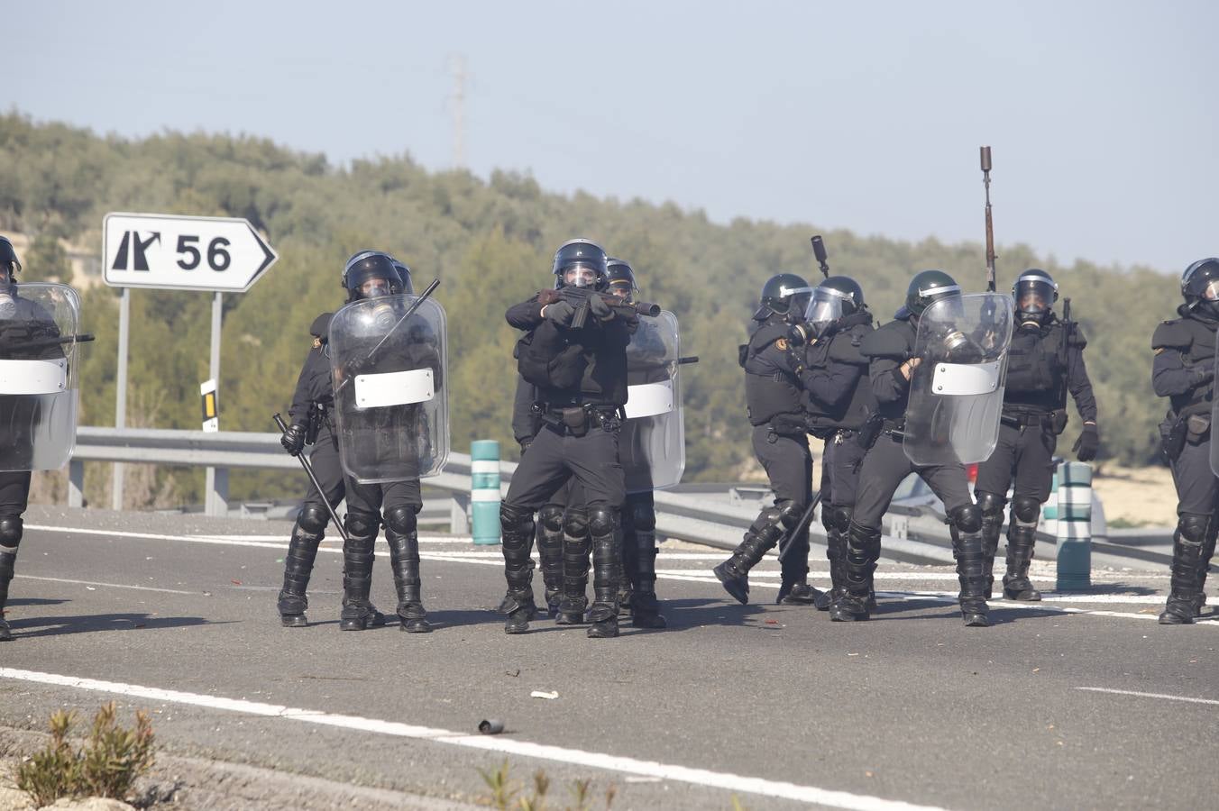 Los momentos más tensos de la protesta en Lucena de los agricultores