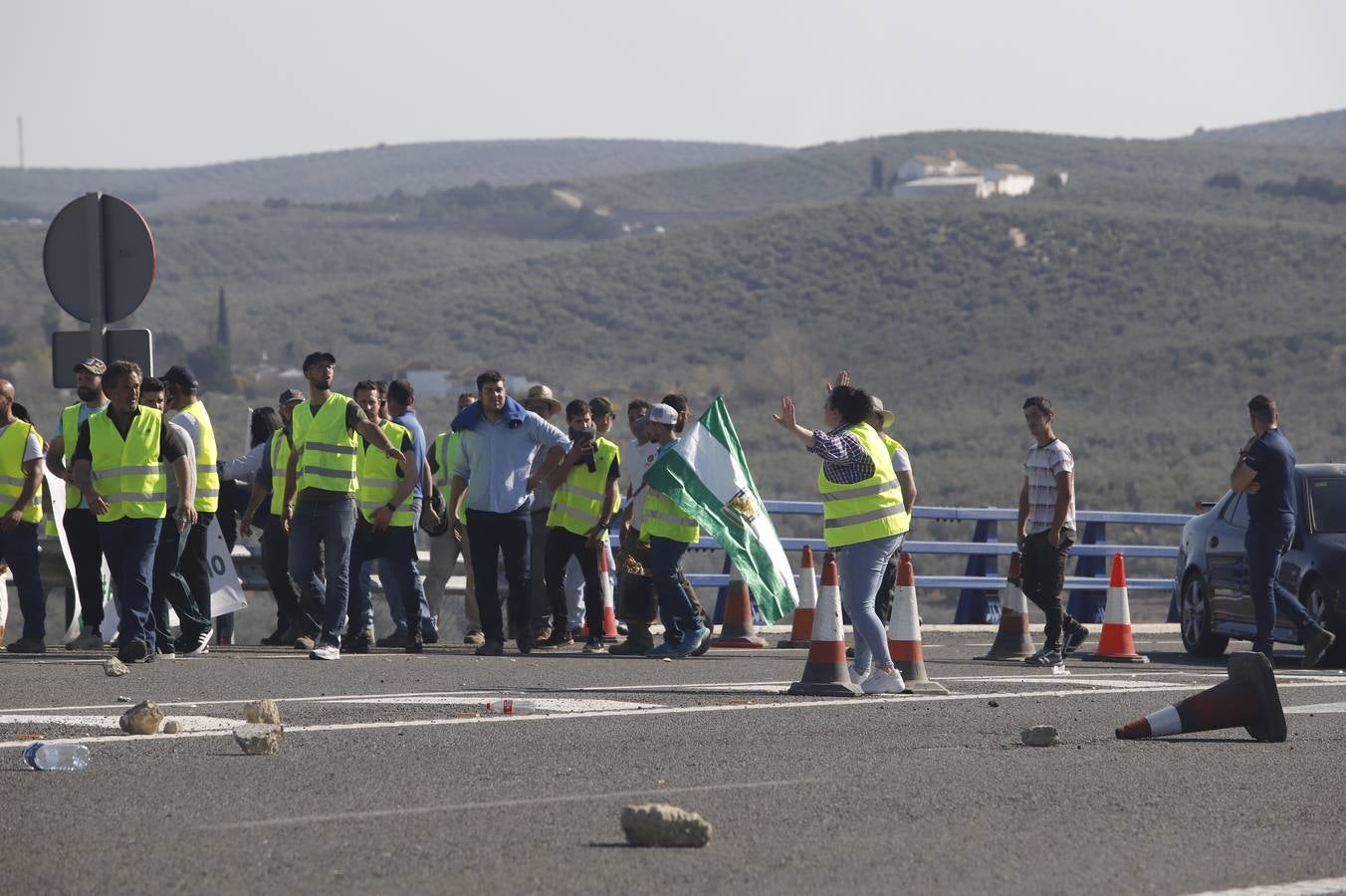 Los momentos más tensos de la protesta en Lucena de los agricultores