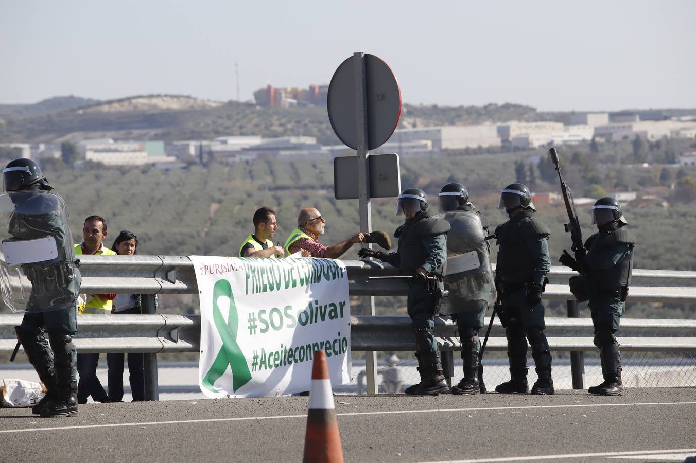 Los momentos más tensos de la protesta en Lucena de los agricultores