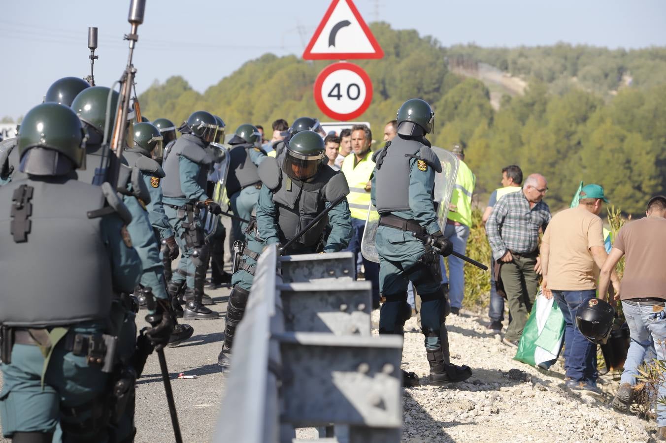 Los momentos más tensos de la protesta en Lucena de los agricultores