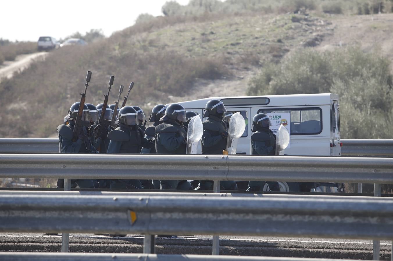 Los momentos más tensos de la protesta en Lucena de los agricultores