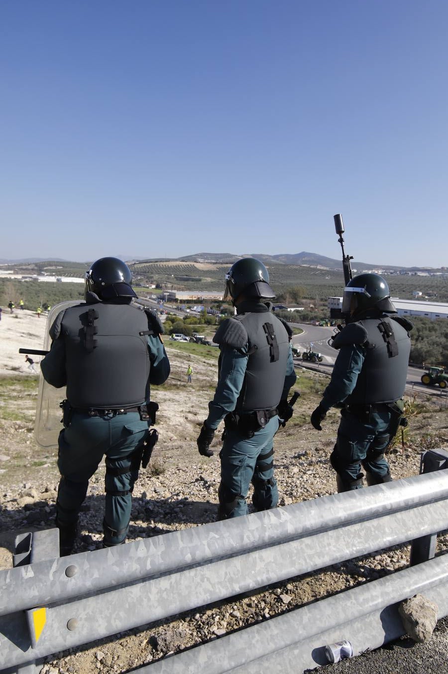 Los momentos más tensos de la protesta en Lucena de los agricultores