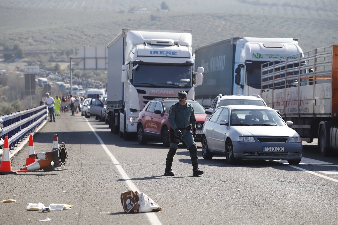 Los momentos más tensos de la protesta en Lucena de los agricultores