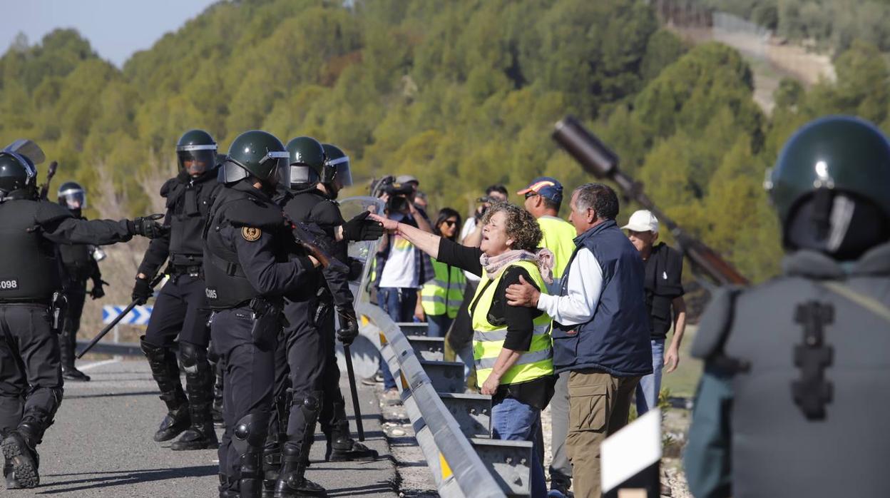 Los momentos más tensos de la protesta en Lucena de los agricultores