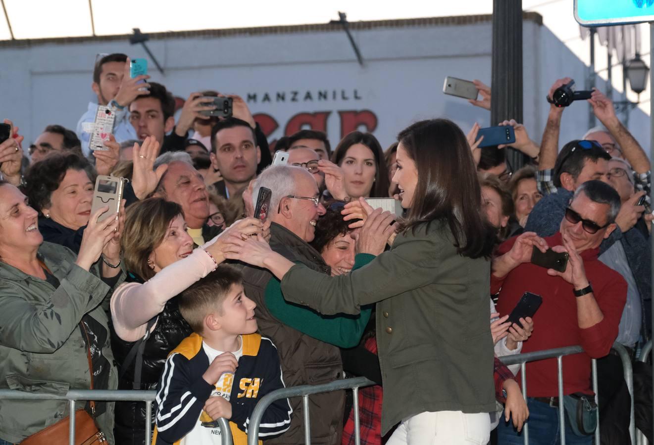 Los Reyes son aclamados en su visita a Sanlúcar de Barrameda