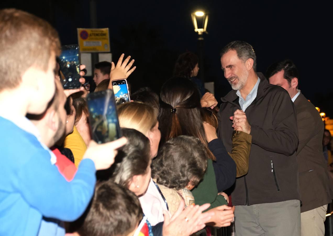 Los Reyes son aclamados en su visita a Sanlúcar de Barrameda