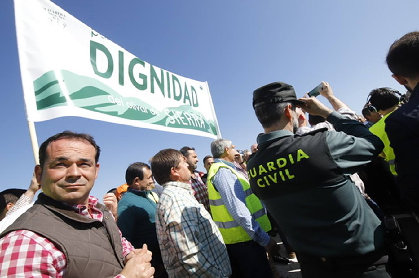 La marcha de agricultores y ganaderos en Lucena, en imágenes (II)