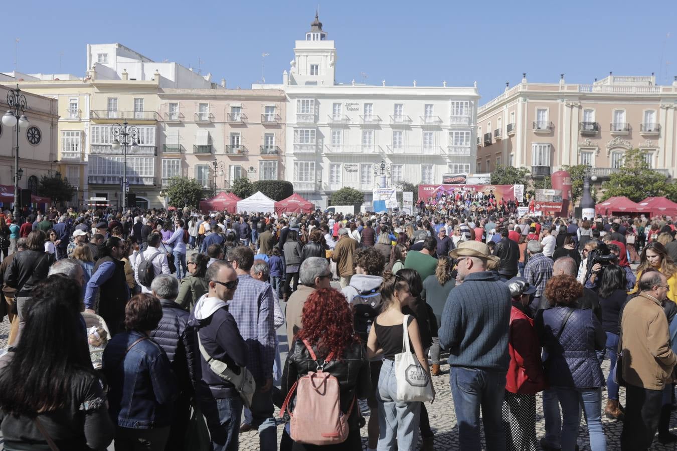 Gran ambiente en la Ostionada en la Plaza de San Antonio