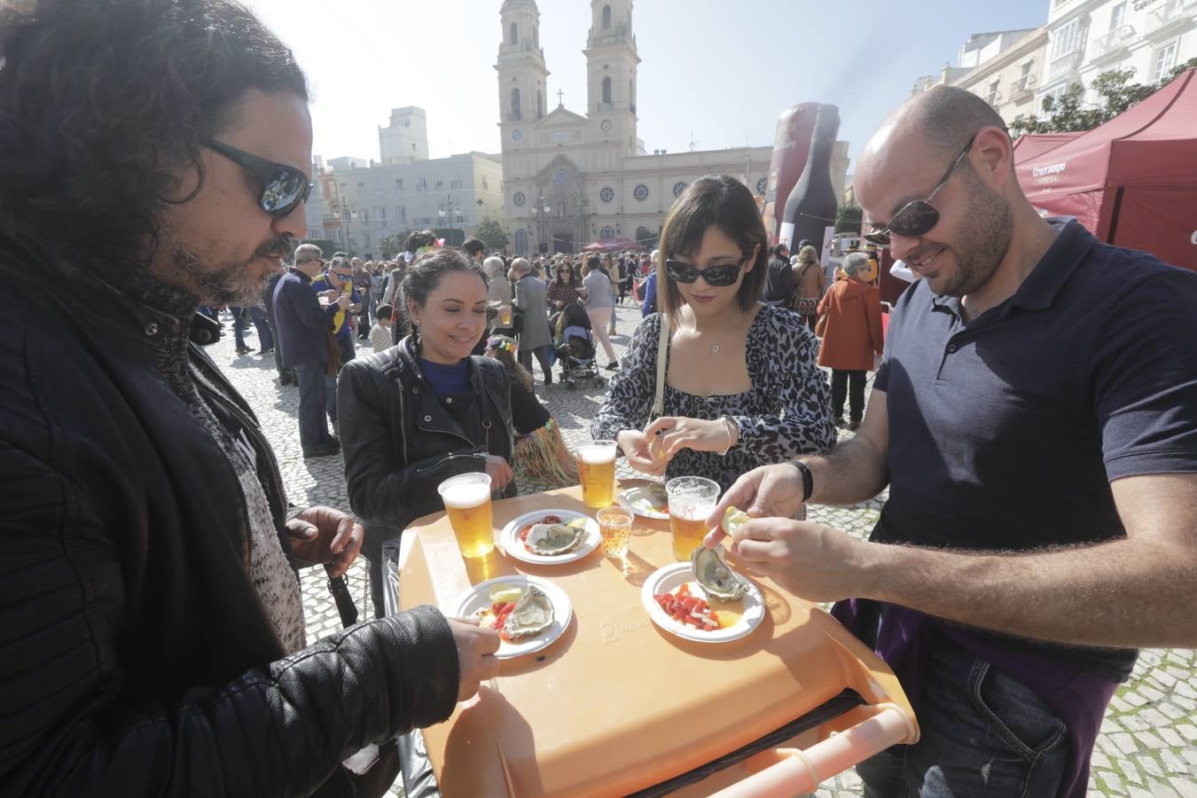 Gran ambiente en la Ostionada en la Plaza de San Antonio