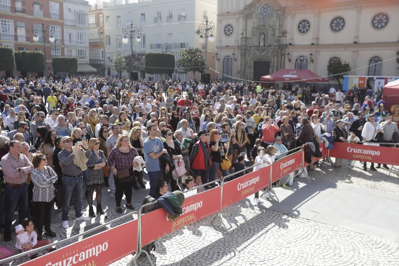 Gran ambiente en la Ostionada en la Plaza de San Antonio