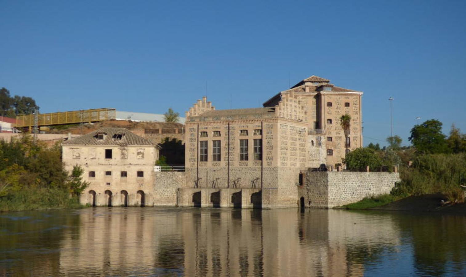 A la izquierda, el viejo molino de Safont (1843). A la derecha la central levantada en 1929 por Hidroeléctrica Santa Teresa. FOTO RAFAEL DEL CERRO. 