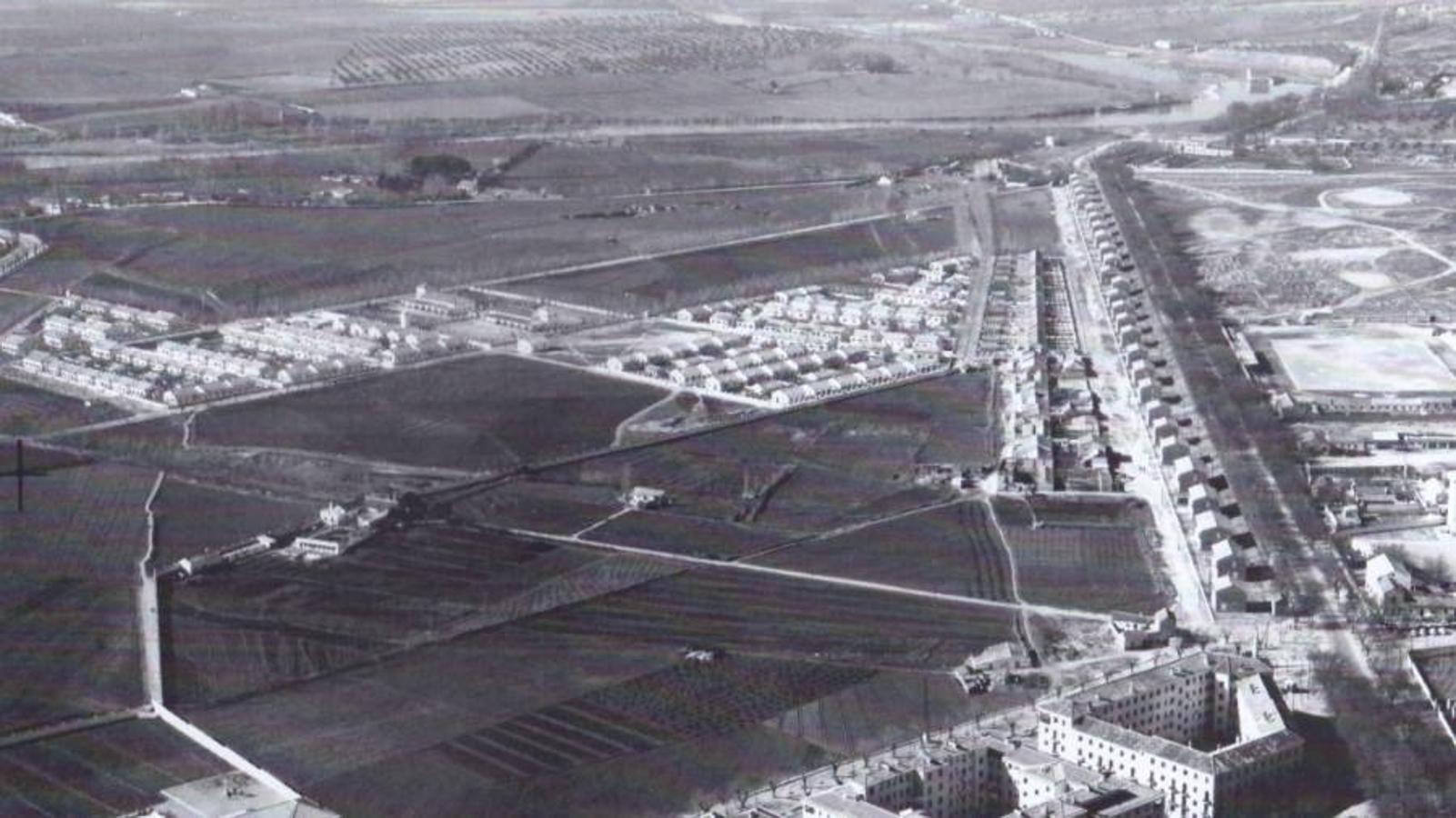 Vista aérea de un sector de la Vega Baja hacia 1960 con el Poblado Obrero, las huertas regadas por agua de la Mina y las viviendas levantadas junto a la avenida de Barber. Archivo Municipal de Toledo. 