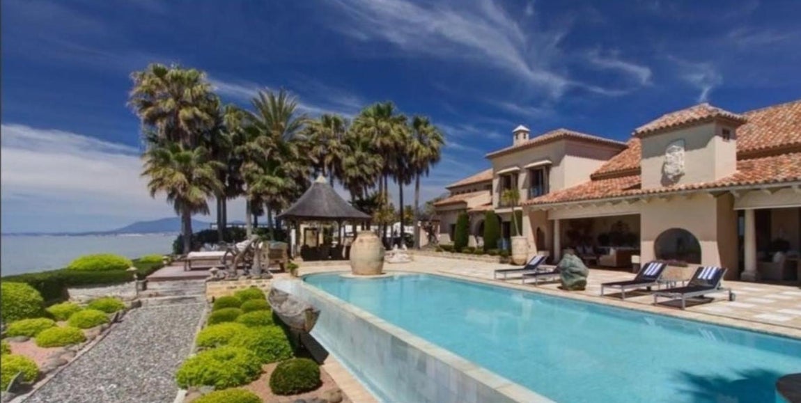 Villa de lujo en Los Monteros. En su zona verde se dibuja un entorno paradisíaco: un paseo de piedra flanqueado por jardines cuidados, esculturas de lujo, una cama balinesa rodeada de palmeras y árboles frutales. La casa es de estilo Mediterráneo, recuerda a las casas de lujo que comenzaron a construir en California en 1920, construidas por los primeros los emigrantes españoles que llegaban alli y se enriquecían. Las fuentes inmobiliarias, por una cuestión de protección de datos, no confirmaron si la casa pertenece a un aristócrata español o es el capricho de uno de los muchos millonarios extranjeros que construyeron mansiones de lujo en esta región de España en la década de 1980