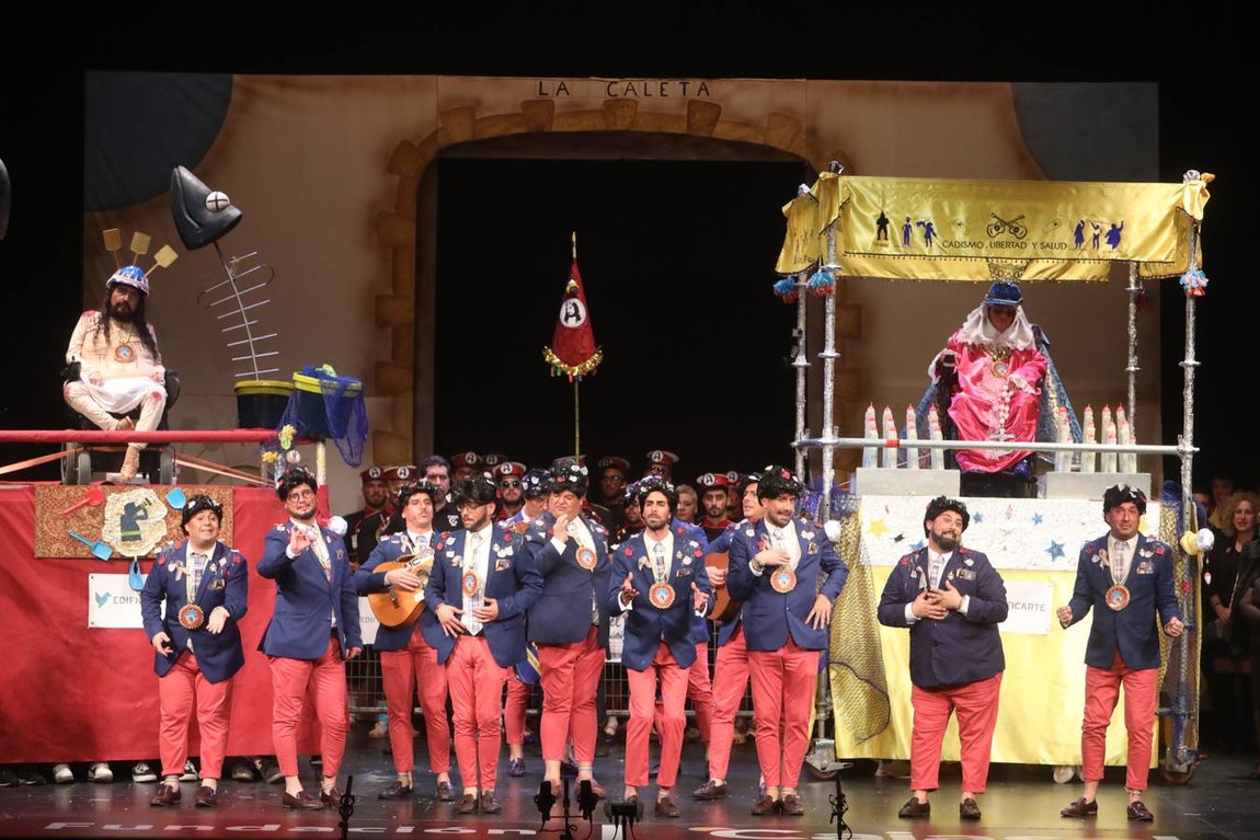 FOTOS: La chirigota Aquí estamos de paso el COAC 2020