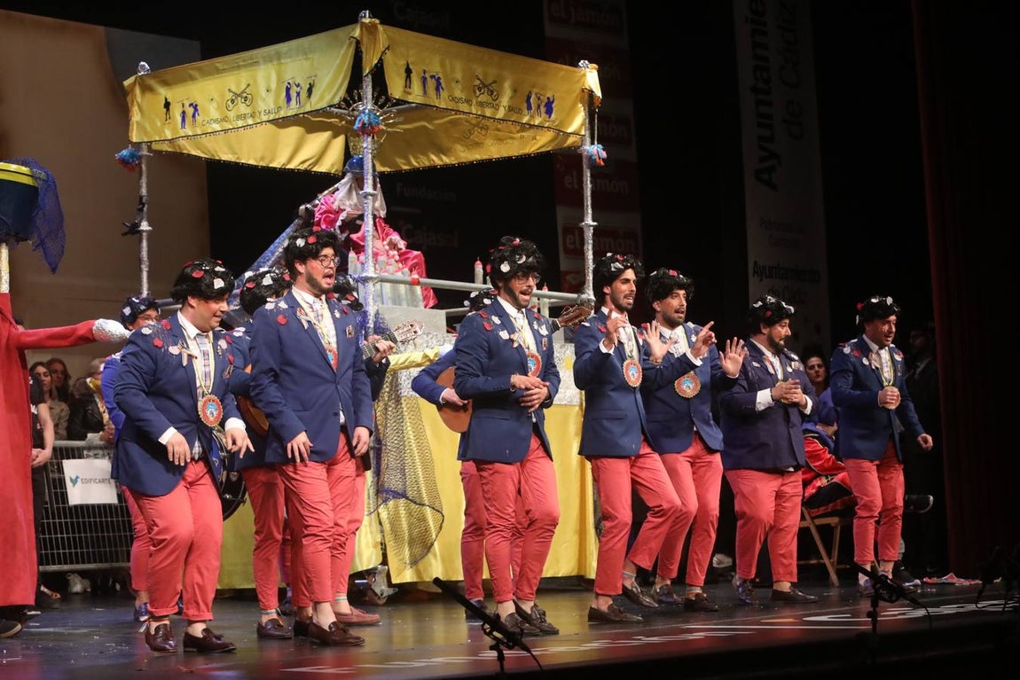 FOTOS: La chirigota Aquí estamos de paso el COAC 2020