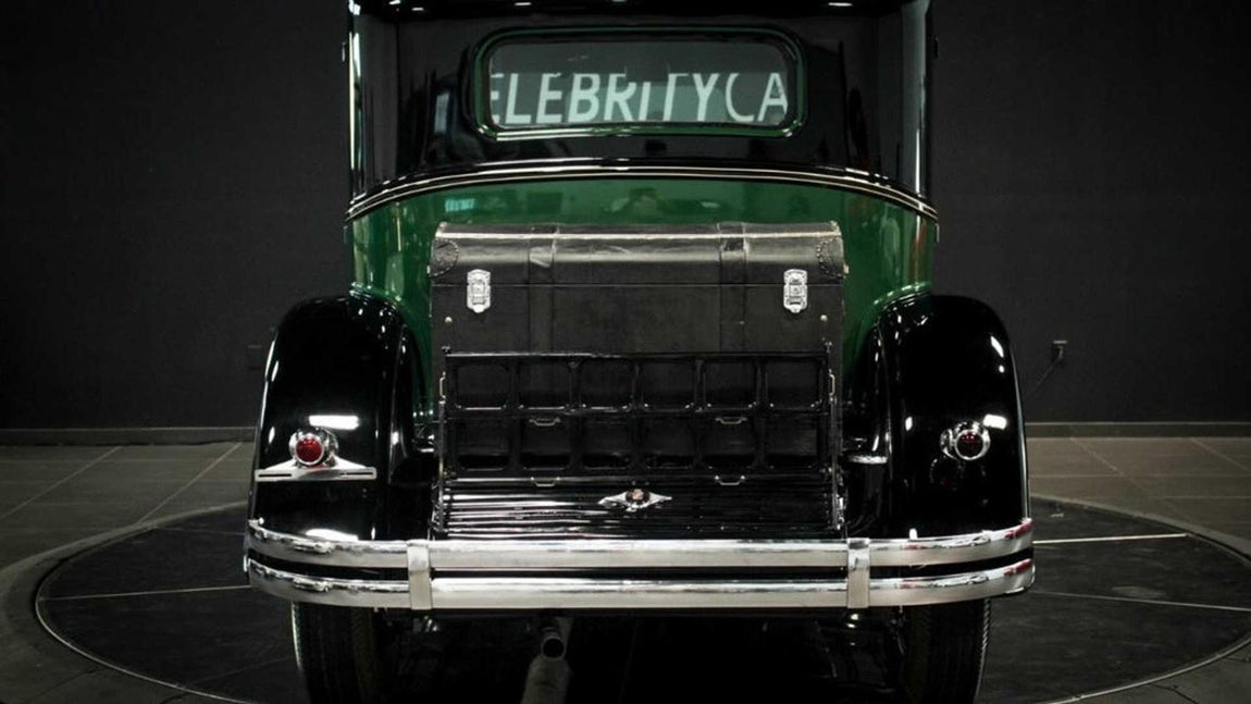 Cadillac Town Sedan. El coche vuelve a salir a la venta en la Celebrity Cars de Las Vegas, esta vez por 1 millón de dólares (925.954 euros al cambio actual). Lo puso a la venta por primera vez Emil Denemark, propietario de un el concesionario del sur de Chicago relacionado con el crimen organizado, de hecho en 1927 bombardearon su casa y su negocio en lo que se denominó un "ataque político". Un artículo publicado en The Milwaukee Sentinel el 22 de diciembre de 1931 decía que uno de los dos V-16 de Capone había sido utilizado para conducir al Guardián David Moneypenny de la cárcel del condado de Cook. El titular reza: "El coche de Al Capone lleva al guardián de la cárcel" con el escéptico subtítulo "El viaje Chicago-Springfield se explica de manera divergente"