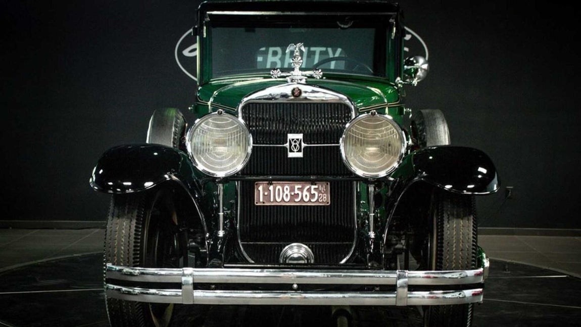 Cadillac Town Sedan. La policía interceptó a <a href="https://www.abc.es/summum/abci-casa-maldita-capone-nuevo-30978624417-20180617012747_galeria.html" target="_blank">Al Capone en 1931 cuando intetaba vender su casa de Florida</a>, sus yates y algunos de sus automóviles de lujo. No era el caso del Cadillac, escondido en un garaje de Chicago. El enemigo público número 1 de Estados Unidos fue puesto en libertad en 1939 y murió en 1947. El coche se envió a Nueva York, después se expuso en Inglaterra en en el parque de atracciones Southend-On-Sea y más tarde en la Feria de Diversión de Blackpool en Manchester. Después pasó a manos privadas y un millonario canadiense, su segundo comprador, lo intervino modificando parte del blindaje original