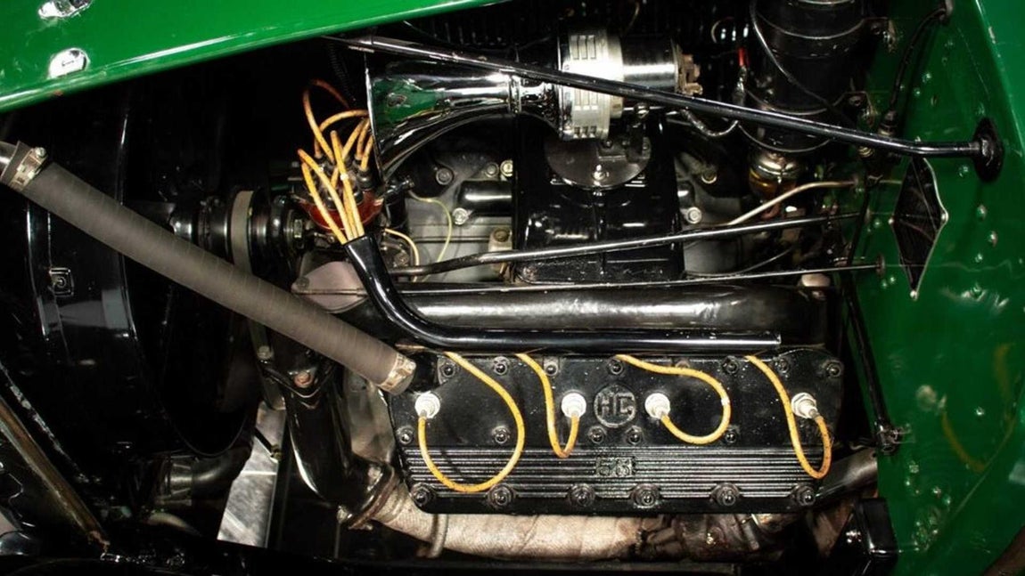 Cadillac Town Sedan. El coche recorrió 1.787 km y tiene un motor V8 con transmisión manual de 4 velocidades con tracción trasera. Es de color verde militar y negro pero se presupone que su comprador no pagará 1 millón de dólares por sus especificaciones técnicas sino por hacerse con un el coche de Al Capone, un vehículo de coleccionista en el que se leen las huellas de la historia