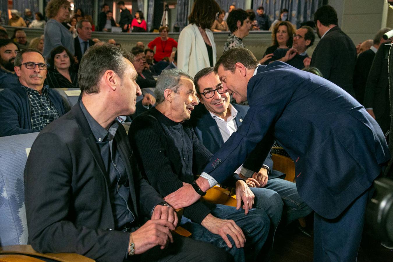 El presidente de Castilla-La Mancha, Emiliano García-Page, saluda cariñosamente a Juan Diego. 