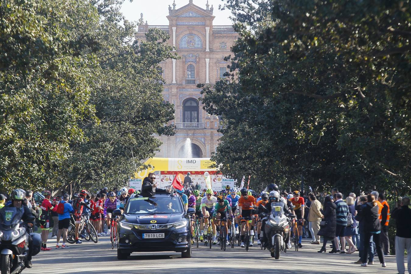 Gran ambiente en la salida de la Vuelta a Andalucía desde la Plaza de España