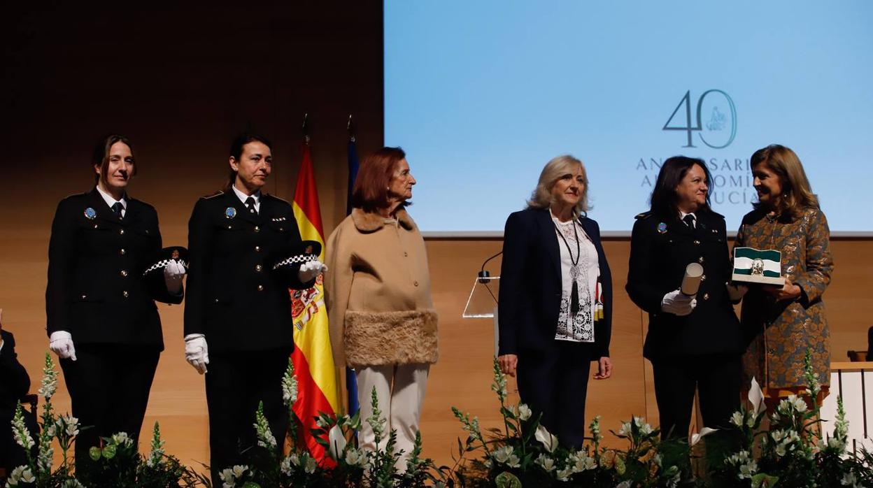 El acto de entrega de banderas de Andalucía en Córdoba, en imágenes