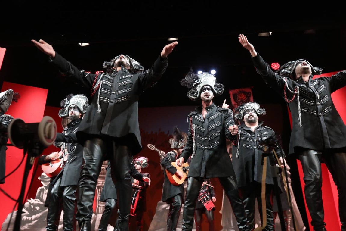 FOTOS: La antología de Juan Carlos Aragón levanta el Falla